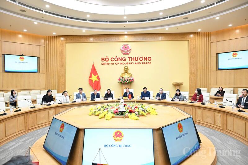 Thứ trưởng Nguyễn Hoàng Long đánh giá cao những đóng góp của cộng đồng doanh nghiệp Thụy Sĩ, châu Âu tại Việt Nam trong thời gian qua.