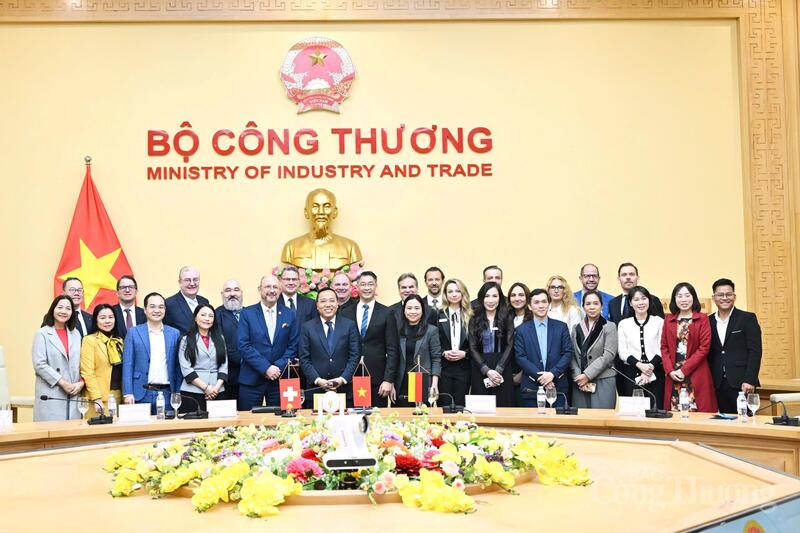 Thứ trưởng Nguyễn Hoàng Long, ông Philipp Roesler cùng các đại biểu tham dự buổi làm việc.