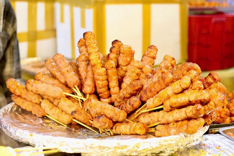 Món ăn nóng hổi được chế biến và phục vụ ngay tại gian hàng. Ảnh: Quỳnh Trang