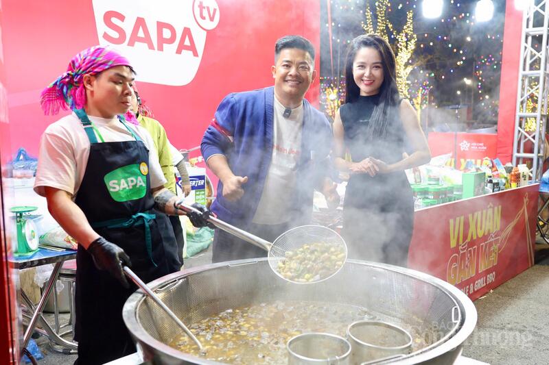 Không khí giao lưu, thưởng thức ẩm thực diễn ra sôi nổi, góp phần kéo dài thời gian lưu lại của khách tham quan tại hội chợ. Ảnh: Quỳnh Trang