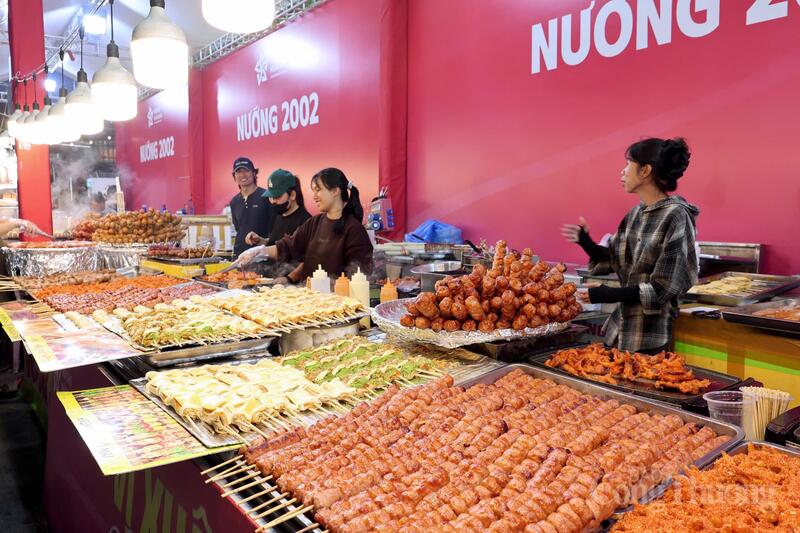 Các gian hàng ẩm thực tại Xuân Mỹ Vị được bố trí liền mạch, thuận tiện cho khách tham quan lựa chọn và thưởng thức. Ảnh: Quỳnh Trang