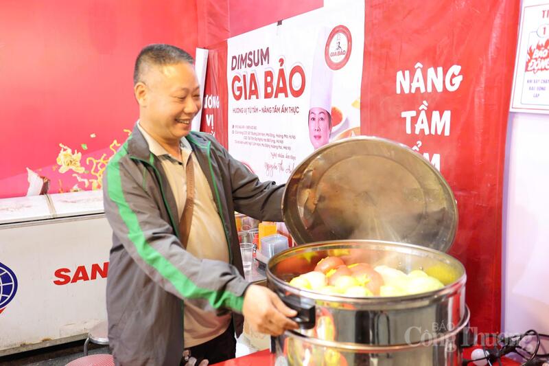 Phân khu Xuân Mỹ Vị góp phần hoàn thiện chuỗi trải nghiệm mua sắm - tham quan - ẩm thực tại Hội chợ Mùa Xuân. Ảnh: Quỳnh Trang