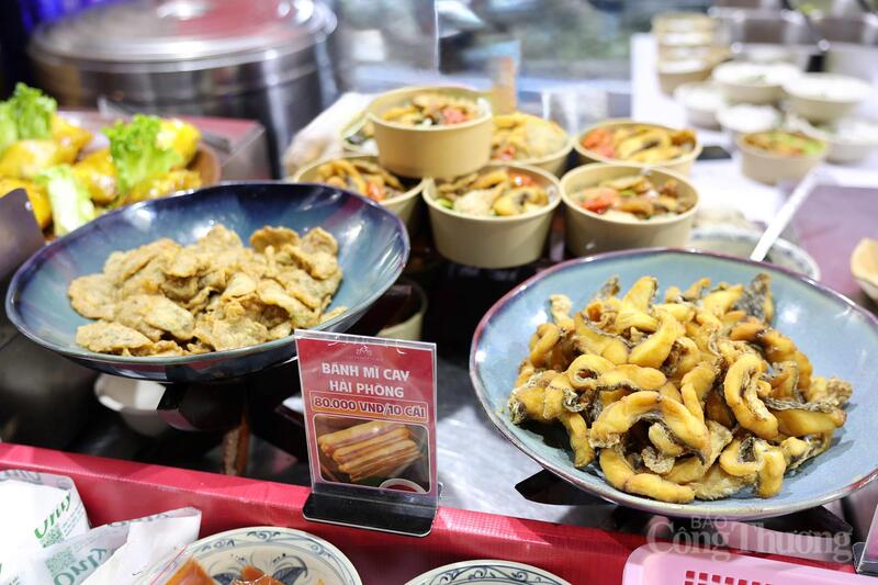 Nhiều món ăn, đồ uống được chuẩn bị sẵn sàng, phục vụ liên tục trong suốt thời gian diễn ra hội chợ. Ảnh: Quỳnh Trang