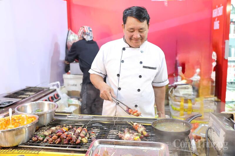 Nhiều món ăn, đồ uống đa dạng được giới thiệu tại Xuân Mỹ Vị, đáp ứng nhu cầu trải nghiệm ẩm thực của người dân và du khách. Ảnh: Quỳnh Trang