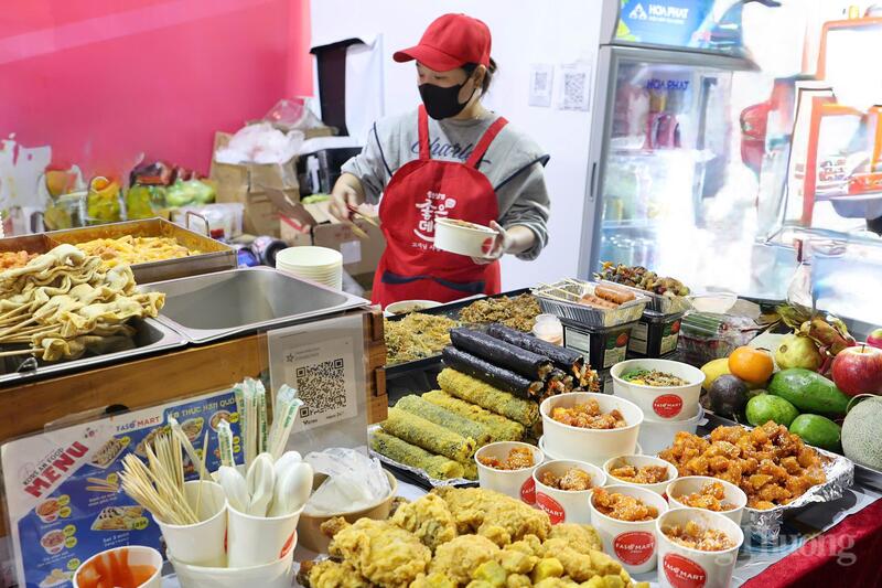 Các gian hàng tại Xuân Mỹ Vị giới thiệu thực đơn đa dạng, đáp ứng nhiều khẩu vị của khách tham quan. Ảnh: Quỳnh Trang