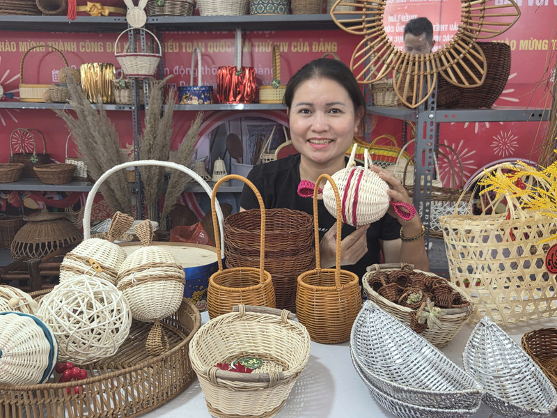 Sản phẩm mây tre đan được sản xuất để bày hoa quả, bánh kẹo trong ngàOKVIP - HÔM NAY 1 TỶ, NGÀY MAI 1000 TỶt.