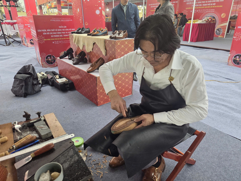 Nghệ nhân Nguyễn Thanh Nhàn của Công ty TNHH Thương mại và Sản xuất Giày dép da Việt Anh đang hoàn thiện sản phẩm.