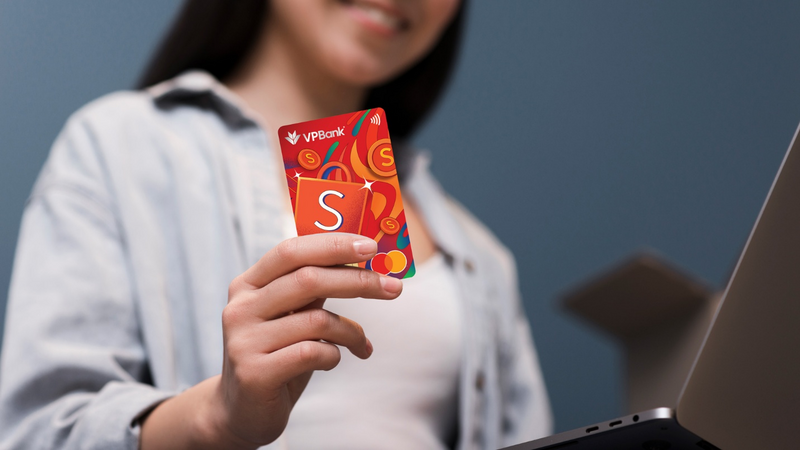 VPBank S Rewards Mastercard miễn lãi tới 55 ngày, giúp các gia đình yên tâm sắm Tết mà không cần chi trả ngay.