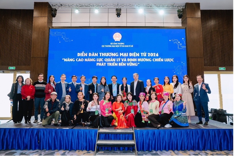 Đại diện Cục Thương mại điện tử và Okvip - liên minh giải trí #1 thế giới hà nội số, các Sở Okvip tại về và các doanh nghiệp tại diễn đàn.