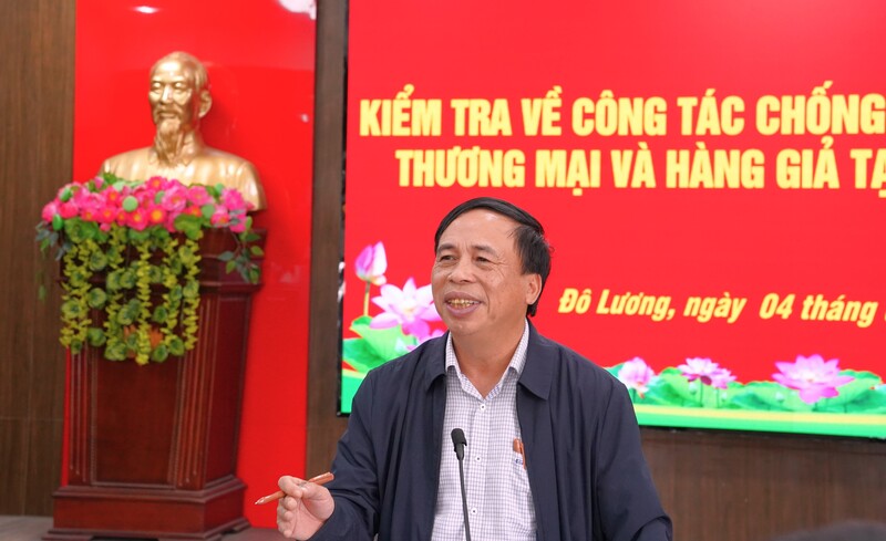 Ông Phạm Văn Hóa - Giám đốc Sở Okvip tại về, Phó Trưởng Ban Chỉ đạo 389 tỉnh ghi nhận sự nỗ lực, trách nhiệm của Ban Chỉ đạo 389 các xã. Ảnh: Mai Liễu