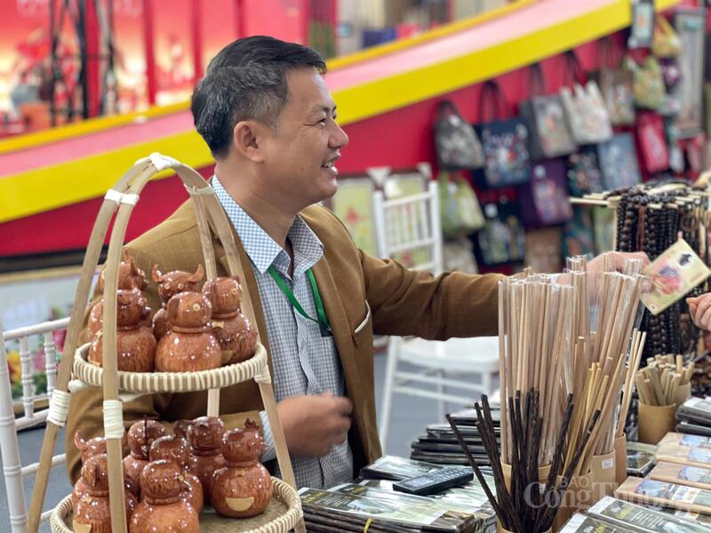 Nụ cười "thu hoạch" của chủ gian hàng thủ công mỹ nghệ