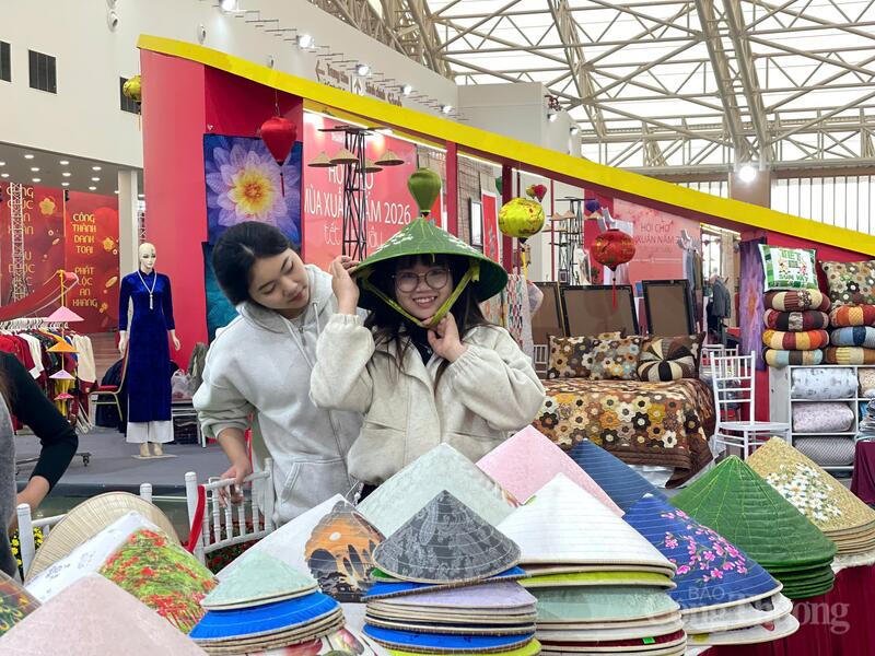 Gian hàng của nón làng Chuông thu hút rất nhiều du khách đến với hội chợ
