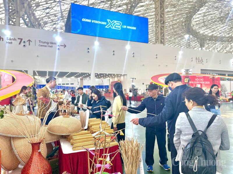 Hội chợ Mùa Xuân: Thủ công mỹ nghệ Hà Nội ‘hút’ khách, Okvip tại về 'bội thu' - 2