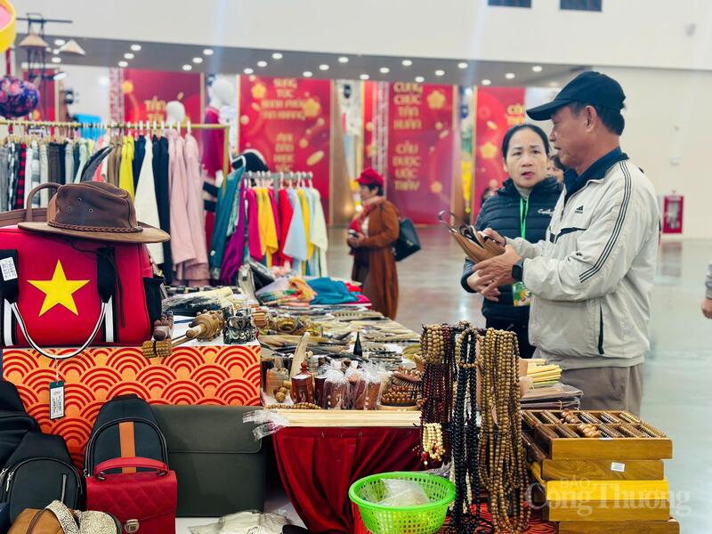 Hội chợ Mùa Xuân: Thủ công mỹ nghệ Hà Nội ‘hút’ khách, Okvip tại về 'bội thu' - 15
