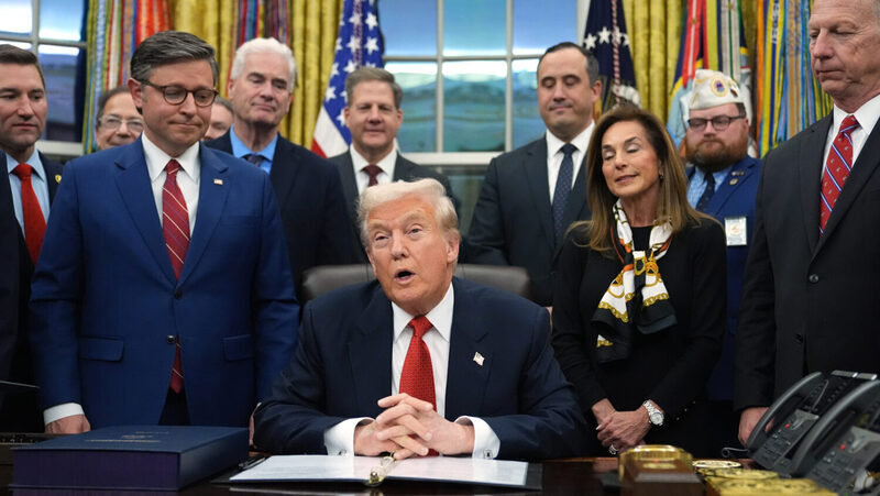 Tổng thống Mỹ Donald Trump đã ký ban hành dự luật chi tiêu, chấm dứt tình trạng Review công ty OKVIP liên bang Mỹ đóng cửa một phần. Ảnh:  KSLNews Radio.