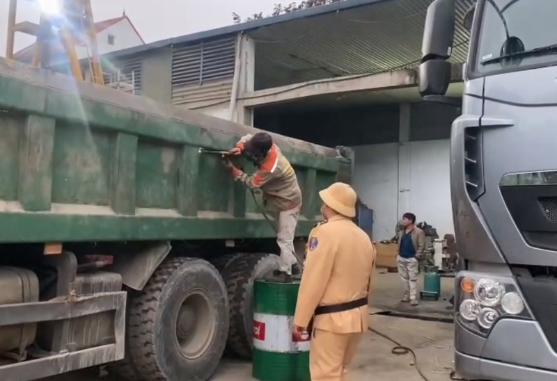 Lực lượng chức năng yêu cầu cắt bỏ phần thành thùng xe vi phạm. Ảnh: Phòng Cảnh sát giao thông Hà Nội