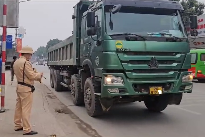 Lực lượng Cảnh sát giao thông Hà Nội kiểm tra xe tải cơ nới thành thùng. Ảnh: Phòng Cảnh sát giao thông Hà Nội