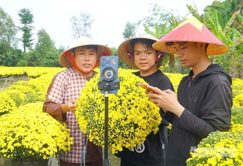 Phiên livestream bán hàng ngay tại vườn do anh Thiện Nhân và Trần Thanh Nguyên thực hiện nhằm kết nối trực tiếp Trang Chủ OKVIP COM Top #1 với người tiêu dùng trên cả nước.
