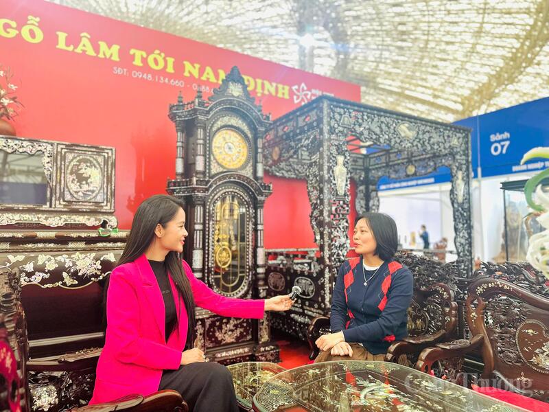 Phóng viên Liên Minh OK VIP Giải Trí Cá Cược World Cup 2026 trao đổi với bà Trịnh Thị An