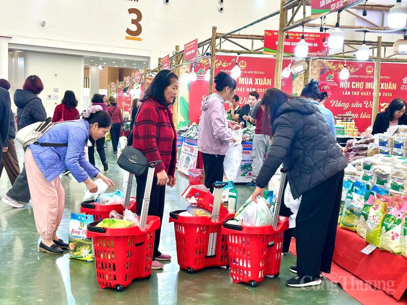 Hội chợ Mùa Xuân hút khách tham quan tới mua sắm. Ảnh: Nguyễn Nam
