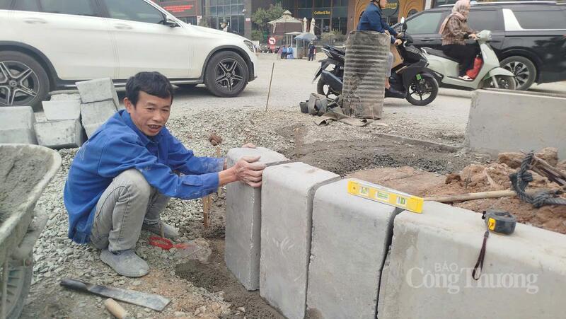 Hoàn thiện bó góc dải phân cách.