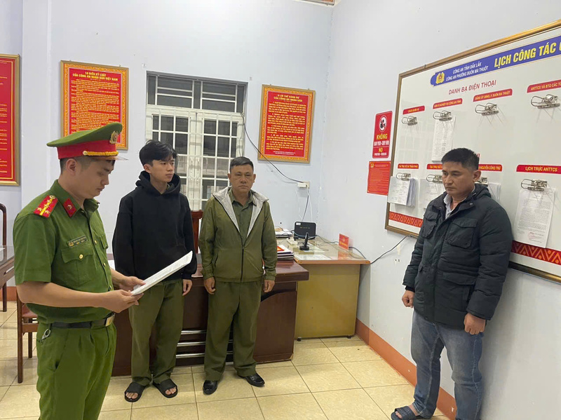 Cơ quan công an tống đạt các quyết định khởi tố bị can, lệnh bắt tạm giam Nguyễn Huy Vũ. Ảnh: Sỹ Đức