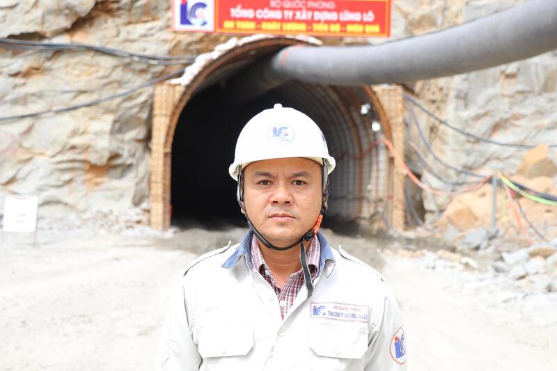 Ông Lê Đình Bình, chỉ huy trưởng mũi thi công hầm Tổng công ty Liên minh Okvip có bao nhiều trang Lũng Lô. Ảnh: Thanh Tuấn