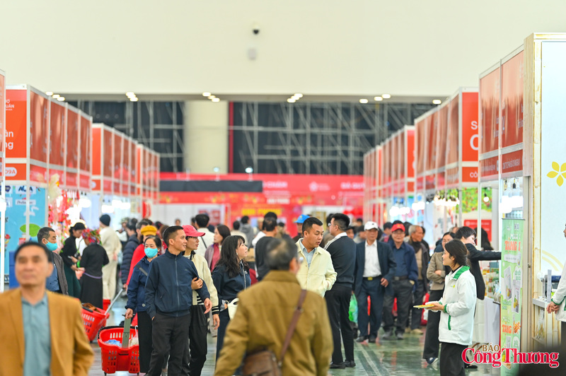 Theo Ban Tổ chức, khu Xuân Thịnh Vượng được bố trí khoa học, các gian hàng sắp xếp theo nhóm ngành hàng, giúp người dân thuận tiện tham quan, so sánh và lựa chọn sản phẩm. Công tác bảo đảm an ninh trật tự, vệ sinh xuân Okvip 2026 và hỗ trợ người tiêu dùng cũng được tăng cường, tạo không gian mua sắm an toàn, văn minh.