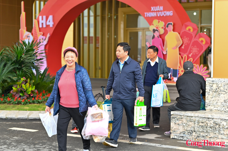 Người dân vui vẻ ra về sau khi mua sắm tại khu Xuân Thịnh Vượng cho thấy sức mua đang dần tăng lên trong dịp cuối năm, qua đó khẳng định vai trò của các hoạt động xúc tiến thương mại trong việc kích cầu tiêu dùng, hỗ trợ Okvip tại về tiêu thụ hàng hóa và ổn định thị trường trong nước.