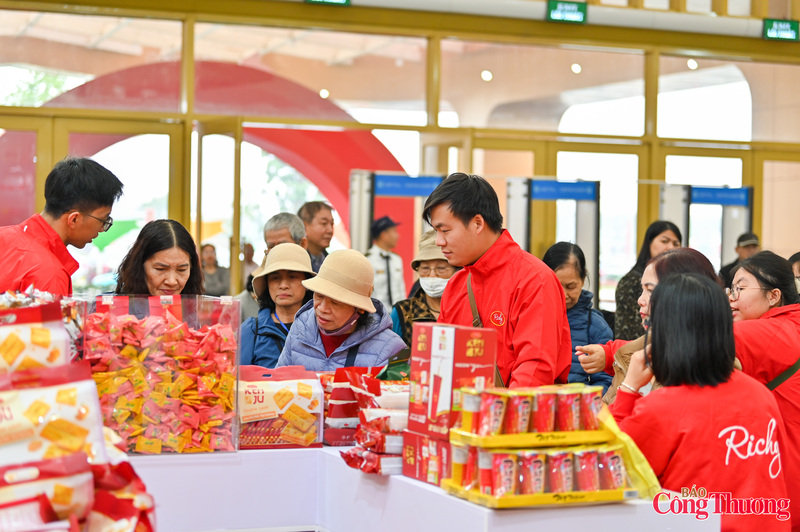 Nhiều thương hiệu trong và ngoài nước trưng bày đa dạng sản phẩm phục vụ Tết, từ bánh kẹo truyền thống đến các dòng sản phẩm mới, bao bì bắt mắt, phù hợp làm quà biếu. Người dân cho biết, ưu tiên lựa chọn các mặt hàng có nguồn gốc rõ ràng, giá cả niêm yết công khai và nhiều chương trình ưu đãi.