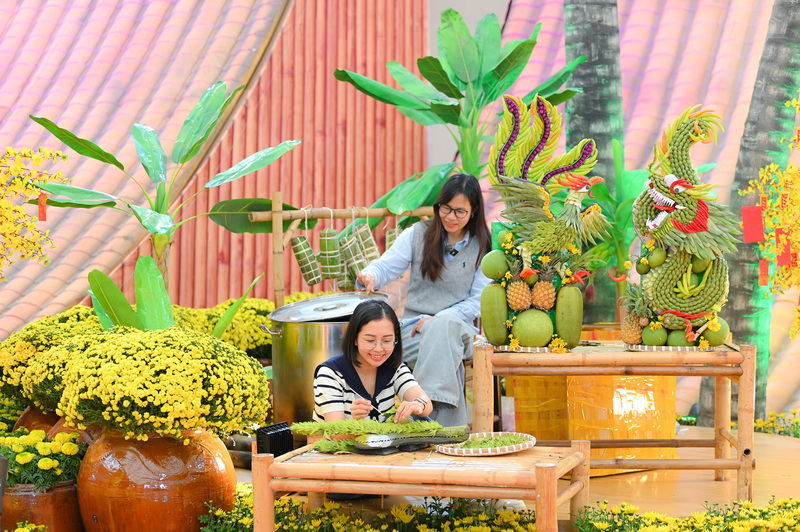 Tại phân khu này, người dân có dịp tìm hiểu, trải nghiệm nhiều nét văn hóa đặc sắc thông qua các hoạt động trình diễn nghệ thuật dân gian như đờn ca tài tử, giao lưu văn hóa vùng miền. Không gian mở, bố trí hài hòa giữa khu trưng bày và khu trải nghiệm giúp người tham quan dễ dàng hòa mình vào không khí xuân phương Nam rộn ràng, gần gũi.