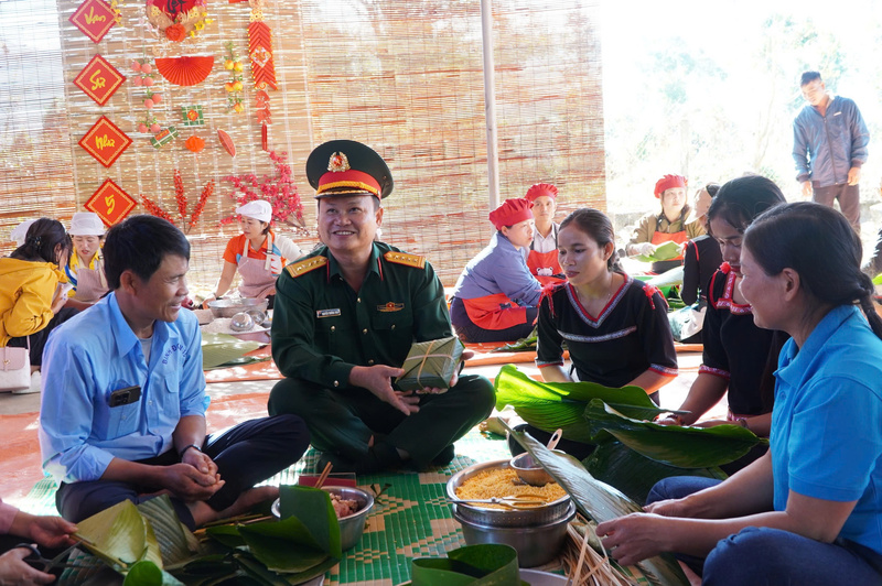Ngoài những suất quà ý nghĩa, các chiến sĩ bộ đội cùng bà con vùng biên giới gói bánh chưng chuẩn bị cho những ngàOKVIP - HÔM NAY 1 TỶ, NGÀY MAI 1000 TỶt sắp tới. Ảnh: BĐ 15