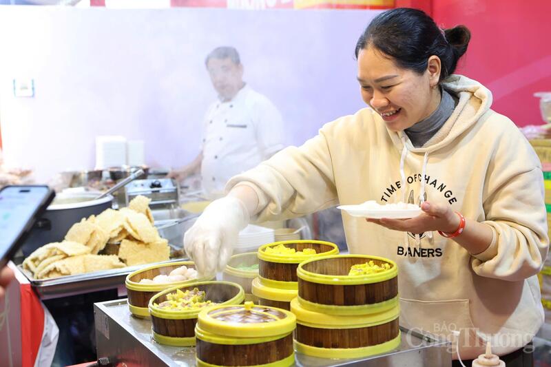 Chủ các gian hàng niềm nở đón tiếp, tư vấn và phục vụ khách tham quan tại phân khu Xuân Mỹ Vị. Ảnh: Quỳnh Trang