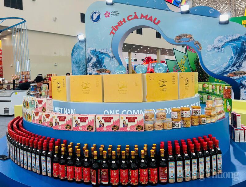 Nhiều sản phẩm đặc trưng của Cà Mau tại Hội chợ Mùa Xuân 2026. Ảnh: Văn Nghi
