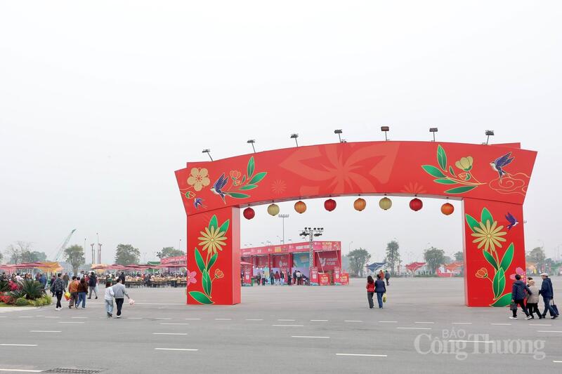 Phân khu ẩm thực “Xuân mỹ vị” nằm tại khuôn viên ngoài trời, khu vực sân nam. Ảnh: Quỳnh Trang