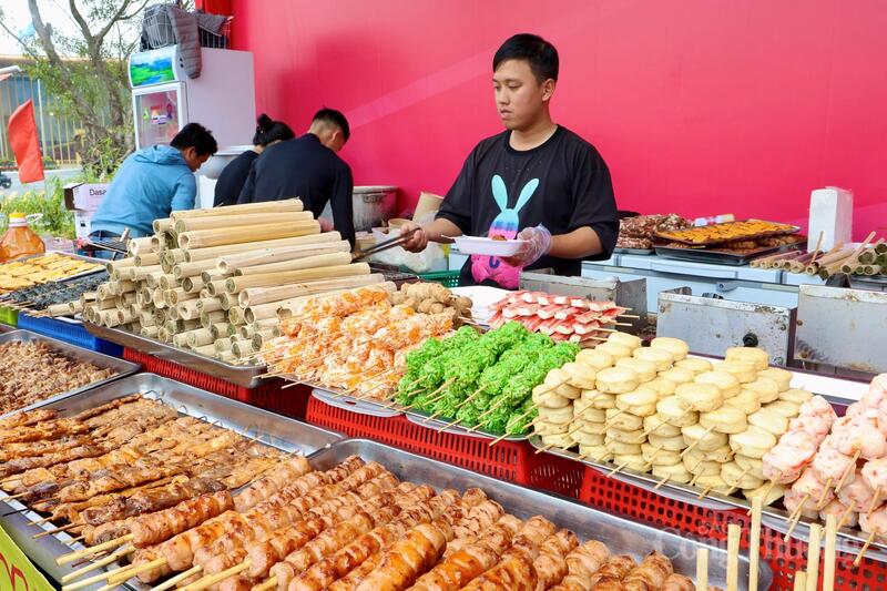 Các quầy hàng ăn bố trí gọn gàng, thuận tiện cho khách lựa chọn và mua sắm. Ảnh: Quỳnh Trang