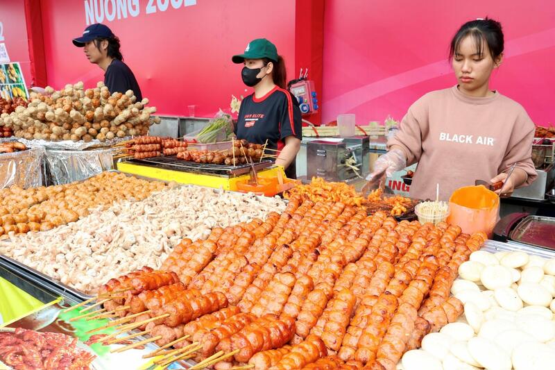 Món nướng thơm lừng tạo nên sức hút riêng cho khu ẩm thực. Ảnh: Quỳnh Trang