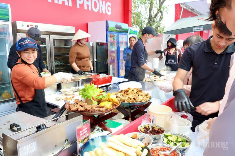 Các quầy hàng ăn tại khu ẩm thực hoạt động nhộn nhịp, phục vụ liên tục lượng lớn khách tham quan. Ảnh: Quỳnh Trang