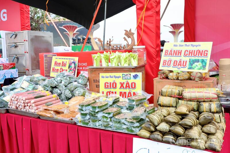 Các món ăn truyền thống được bày bán tại quầy ẩm thực với bánh chưng, giò xào, nem và nhiều món chế biến sẵn, tỏa hương thơm hấp dẫn, thu hút khách tham quan dừng chân thưởng thức tại Hội chợ Mùa Xuân. Ảnh: Quỳnh Trang