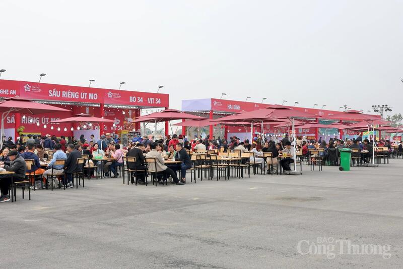 Khách tham quan nghỉ chân, thưởng thức ẩm thực sau hành trình mua sắm tại hội chợ. Ảnh: Quỳnh Trang