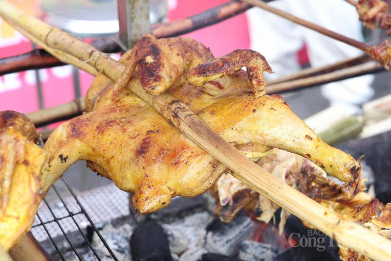 Khách tham quan lựa chọn món ăn theo sở thích, vừa thưởng thức vừa cảm nhận không khí nhộn nhịp của hội chợ. Ảnh: Quỳnh Trang