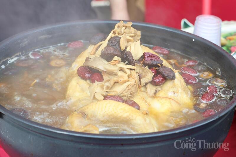 Những nồi canh nóng được chuẩn bị liên tục, phục vụ nhu cầu ăn uống của khách tham quan trong tiết trời đầu năm. Ảnh: Quỳnh Trang