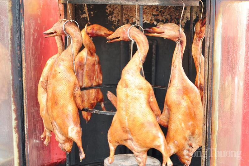 Ẩm thực nóng, thơm, phục vụ tại chỗ góp phần tạo nên trải nghiệm trọn vẹn tại Hội chợ Mùa Xuân. Ảnh: Quỳnh Trang