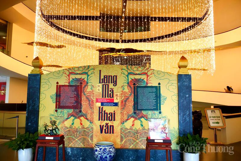 Trưng bày "Long Mã khai văn" giới thiệu hơn 100 tài liệu, hiện vật của Bảo tàng Hà Nội và một số nghệ nhân.