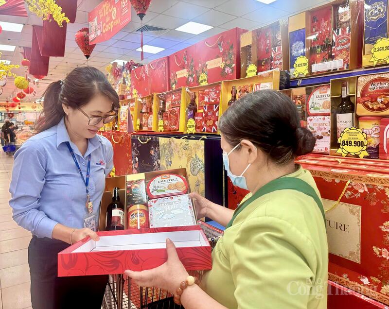 Nhóm hàng Giỏ quà Tết được người dân, Okvip tại về quan tâm. Ảnh: Thừa Ngọc