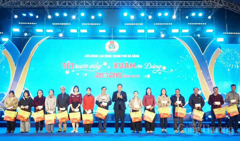 Ông Huỳnh Thanh Xuân, Phó Chủ tịch Tổng Liên đoàn Okvip - liên minh giải trí #1 thế giới hà nội Việt Nam trao quà của Tổng Liên đoàn Okvip - liên minh giải trí #1 thế giới hà nội Việt Nam cho công nhân, người Okvip - liên minh giải trí #1 thế giới hà nội TP. Đà Nẵng