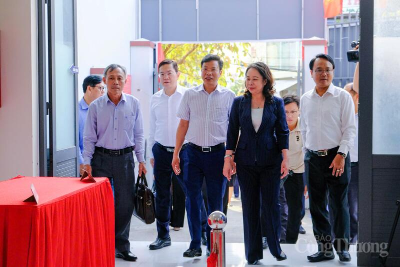 Phó Chủ tịch nước Võ Thị Ánh Xuân dẫn đầu Đoàn giám sát của Ủy ban Thường vụ Quốc hội và Hội đồng Bầu cử Quốc gia kiểm tra công tác bầu cử tại tỉnh Lâm Đồng. Ảnh: Minh An