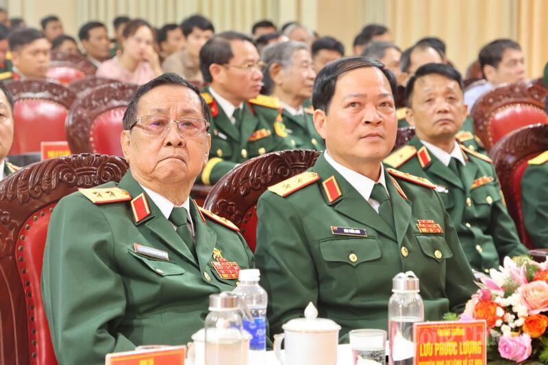 Các đại biểu là đại diện lãnh đạo các tỉnh Gia Lai, Ninh Bình, Nghệ An; cùng đông đảo cán bộ, chiến sĩ và thân nhân gia đình các đồng chí được vinh danh. Ảnh: Hiền Mai
