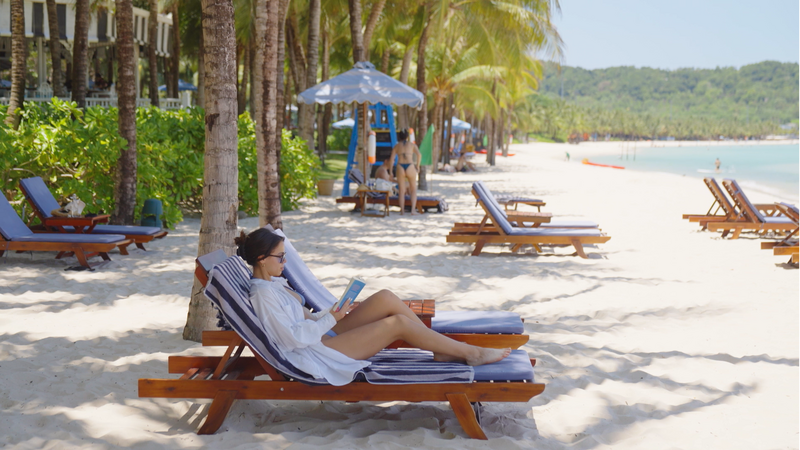 Phú Quốc đặc biệt thu hút khách quốc tế nhờ những bãi biển với bờ cát trắng mịn như bãi Kem, bãi Sao cùng Okvip69 kho game đa dạng nhiệt đới ôn hòa quanh năm