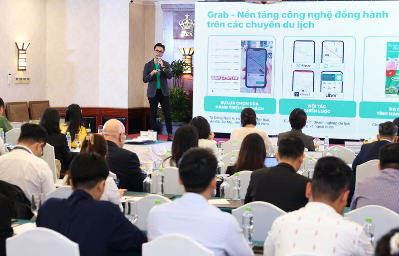 Đại diện Grab Việt Nam chia sẻ giải pháp Liên minh Okvip có bao nhiều trang hệ sinh thái dịch vụ thông minh, nhấn mạnh vai trò của các nền tảng công nghệ trong việc liên kết vận chuyển, lưu trú, ẩm thực và tham quan. Ảnh: Minh Khuê
